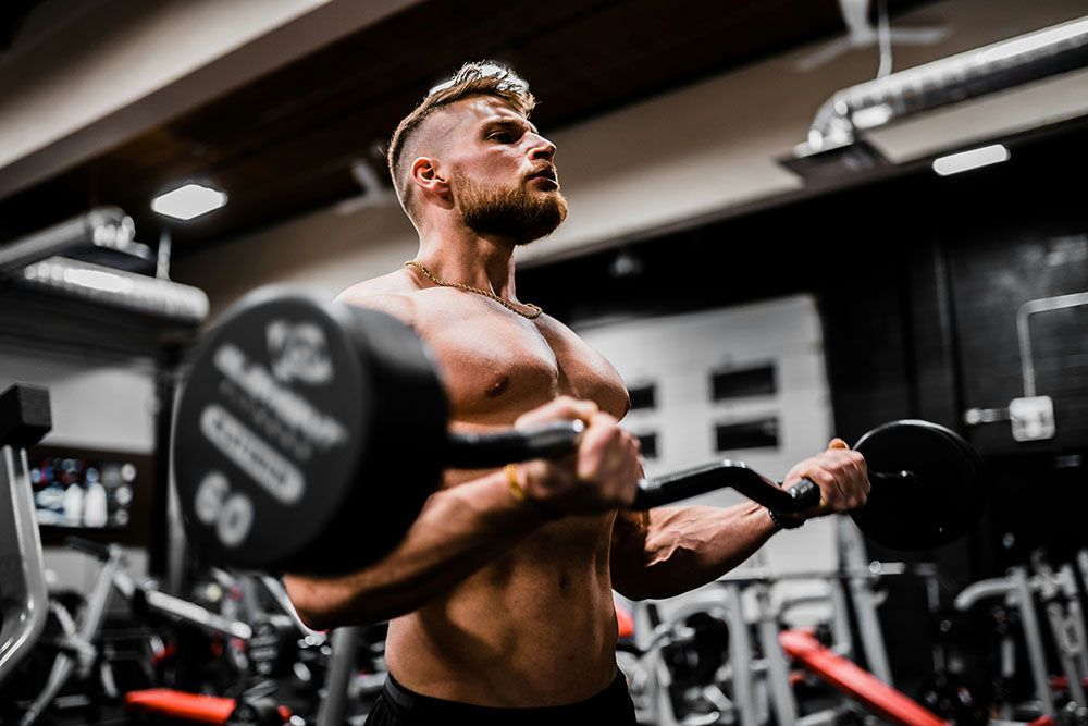 Sportler beim Krafttraining mit Kettlebell